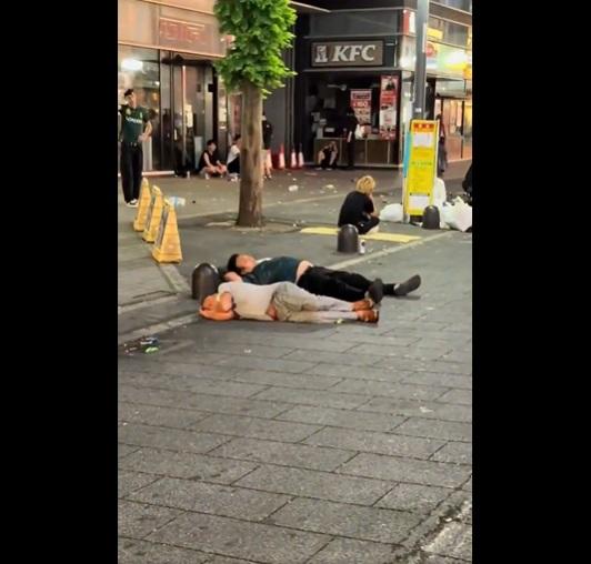 有人躺在街上呼呼大睡。(互聯網)