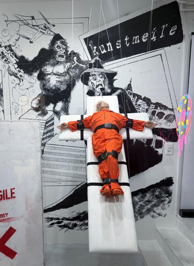 雕塑正於瑞士巴塞爾展出。(路透社)