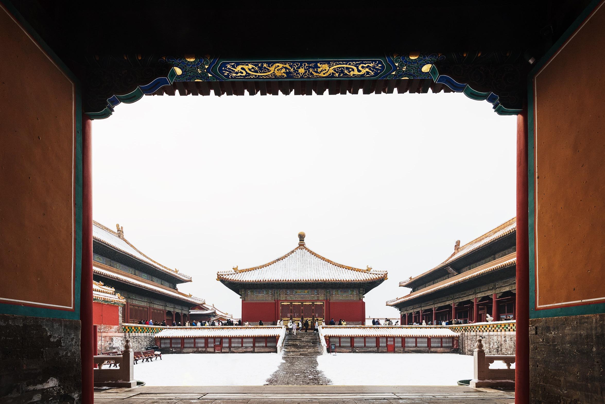 冬天的北京故宮,白雪與紅牆相映,宛如一幅靜謐的古畫,十分唯美。