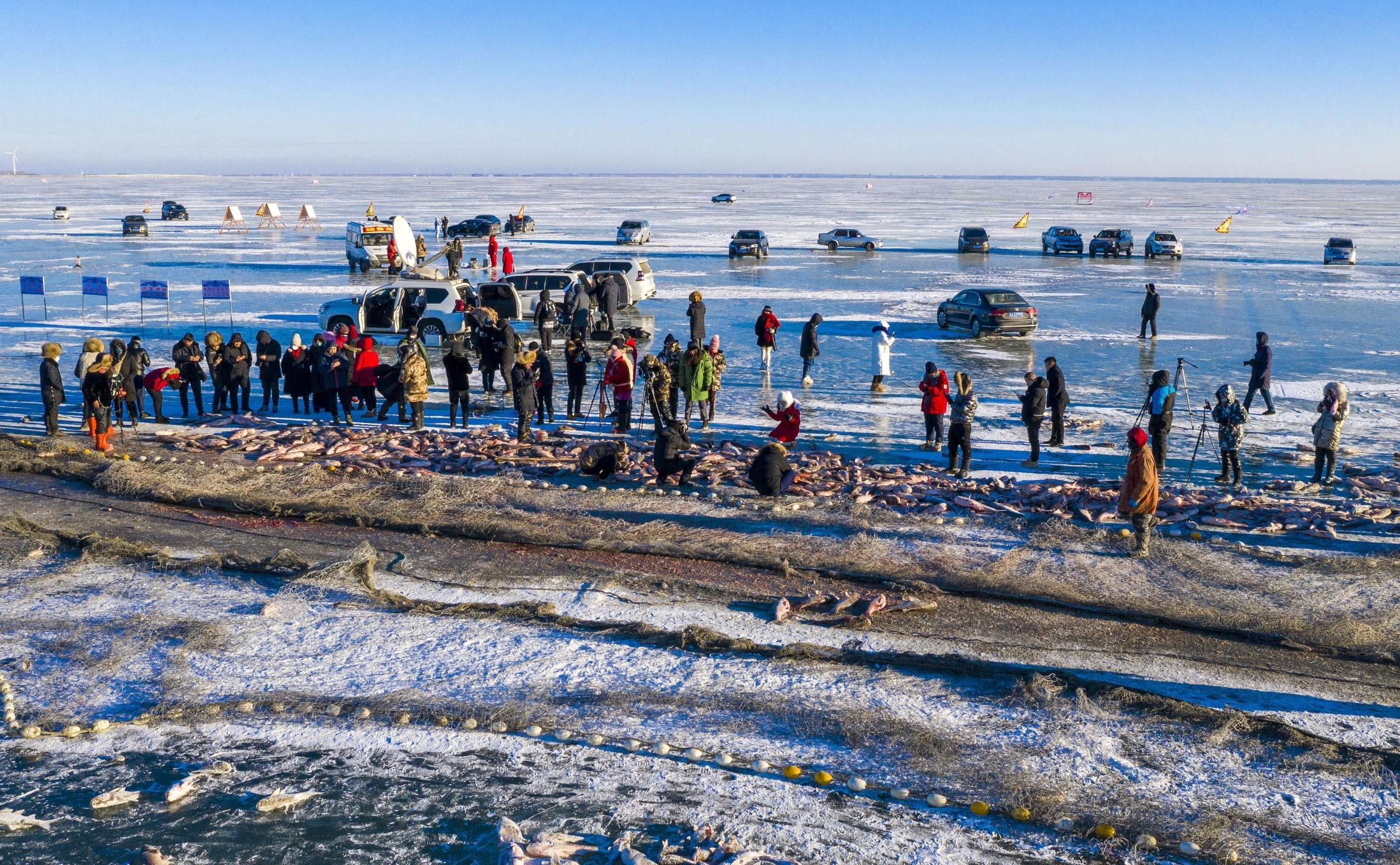 查干湖位於吉林省松原市,是該省最大的天然湖泊,每年舉辦的冰雪漁獵文化旅遊節,都會吸引數十萬遊客前來感受這一文化盛事。