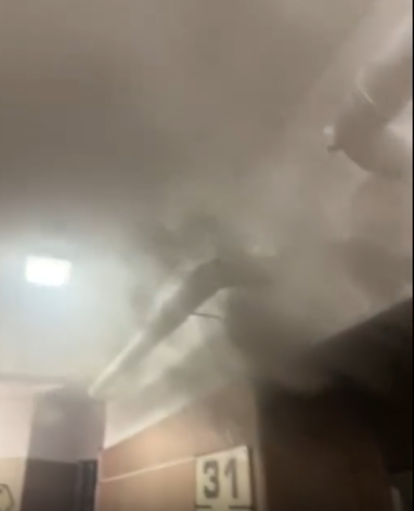 其中一名姓劉姓女工友在逃生時拍攝兩段短片,可見濃煙迅速由窗戶湧入31樓走廊,現場有女聲大喊「快啲走啦!」然而有男工人未意識到險峻,回應「唔使」。(影片截圖)