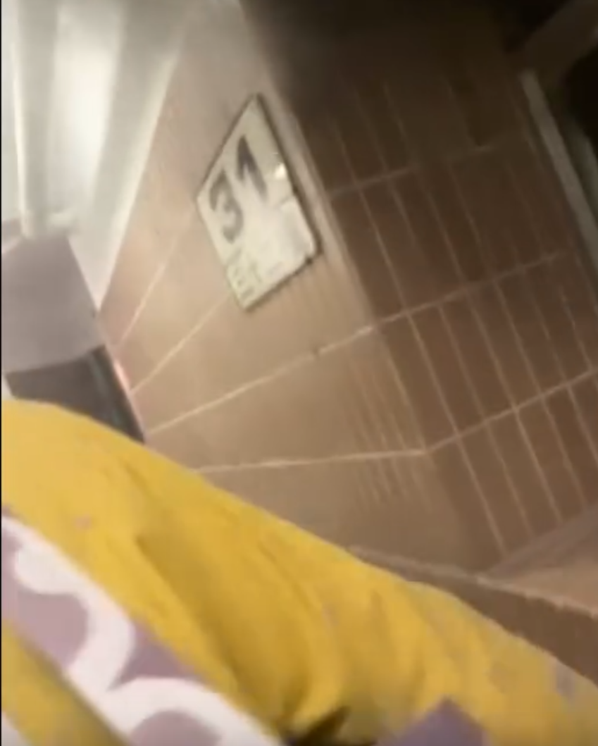 其中一名姓劉姓女工友在逃生時拍攝兩段短片,可見濃煙迅速由窗戶湧入31樓走廊,現場有女聲大喊「快啲走啦!」然而有男工人未意識到險峻,回應「唔使」。(影片截圖)