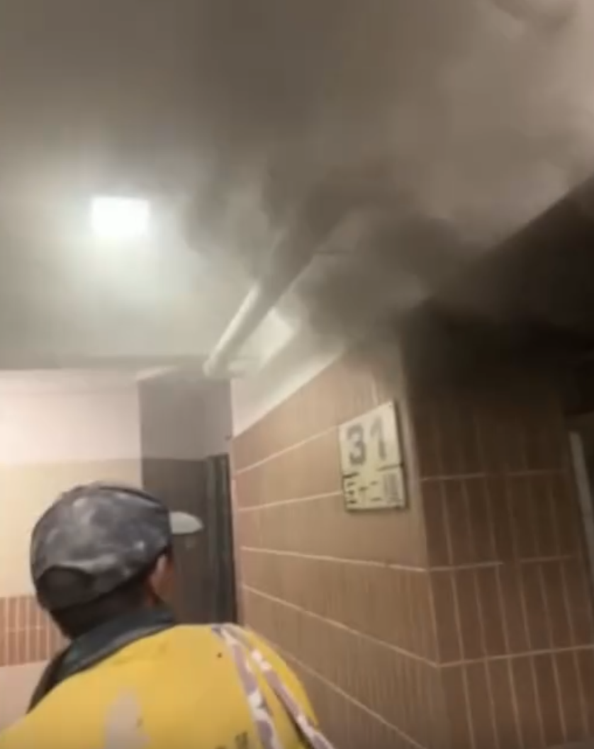 其中一名姓劉姓女工友在逃生時拍攝兩段短片,可見濃煙迅速由窗戶湧入31樓走廊,現場有女聲大喊「快啲走啦!」然而有男工人未意識到險峻,回應「唔使」。(影片截圖)