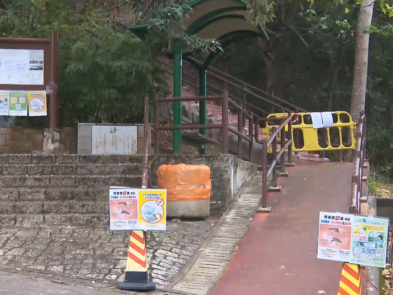 青衣自然徑位於長宏邨後山的入口樓梯已圍封。(有線新聞截圖)