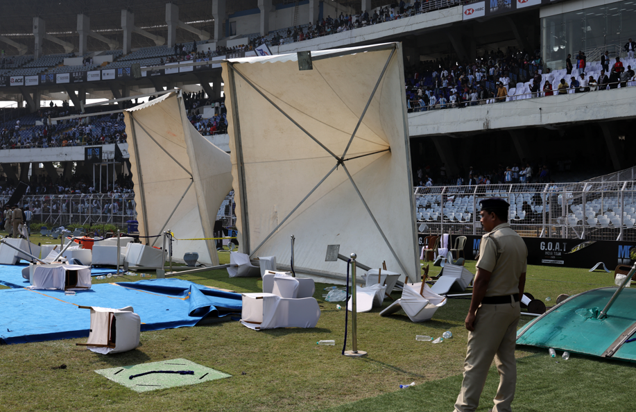 美斯展開印度之旅,第一站加爾各答已引發風波,於球場活動現身時因人潮失控,不足10分鐘就離場,現場8萬球迷極度不滿,引發騷亂。(路透社)