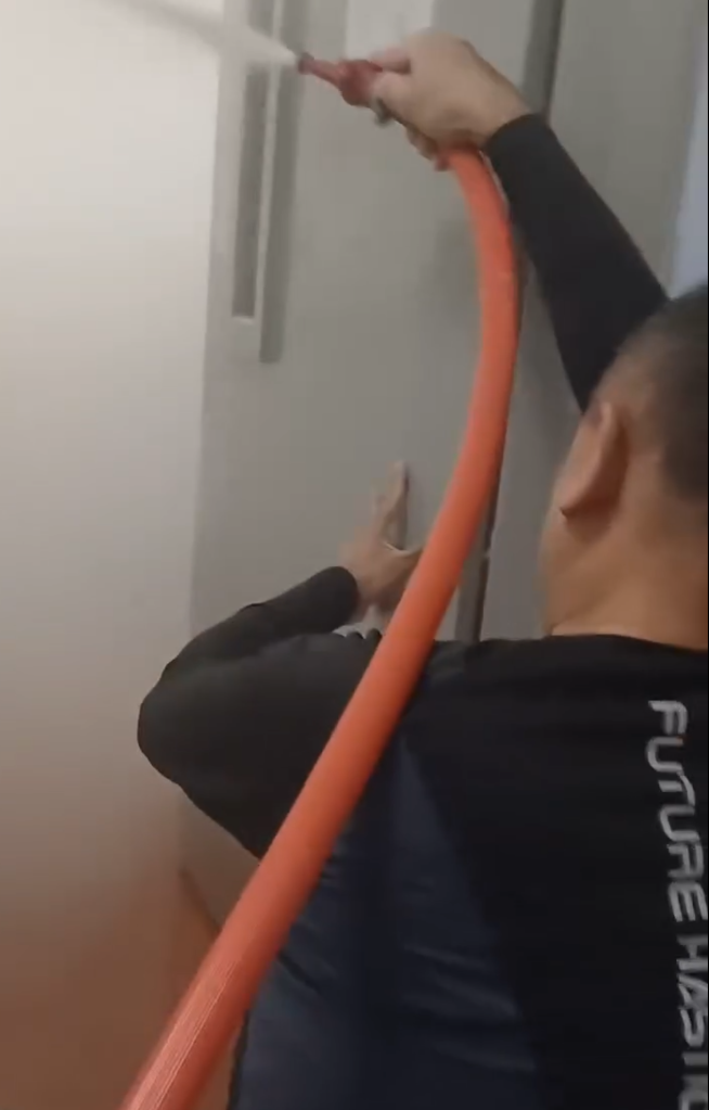 大埔一名外賣員於富蝶邨送餐時遇上火警,期間響起火警鐘聲,他在消防員抵達前與街坊合力拉消防喉救火(facebook群組「香港啤酒關注組」)