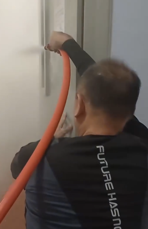 大埔一名外賣員於富蝶邨送餐時遇上火警,期間響起火警鐘聲,他在消防員抵達前與街坊合力拉消防喉救火(facebook群組「香港啤酒關注組」)