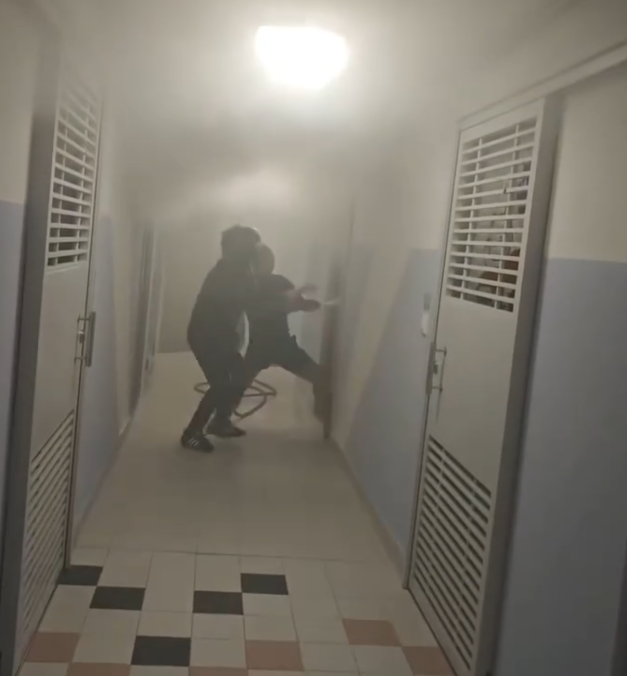 大埔一名外賣員於富蝶邨送餐時遇上火警,期間響起火警鐘聲,他在消防員抵達前與街坊合力拉消防喉救火(facebook群組「香港啤酒關注組」)