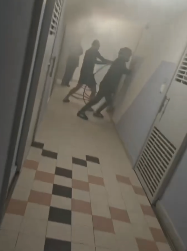 大埔一名外賣員於富蝶邨送餐時遇上火警,期間響起火警鐘聲,他在消防員抵達前與街坊合力拉消防喉救火(facebook群組「香港啤酒關注組」)