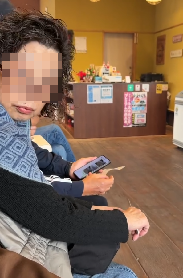 一名網民於社交平台Threads發布帖文,稱於福岡縣福岡市西端的系島一間餐廳排隊等食燒蠔期間,發現旁邊同是港人的中年婦人,拿出指甲銼銼指甲,期間四處張望。(Threads)