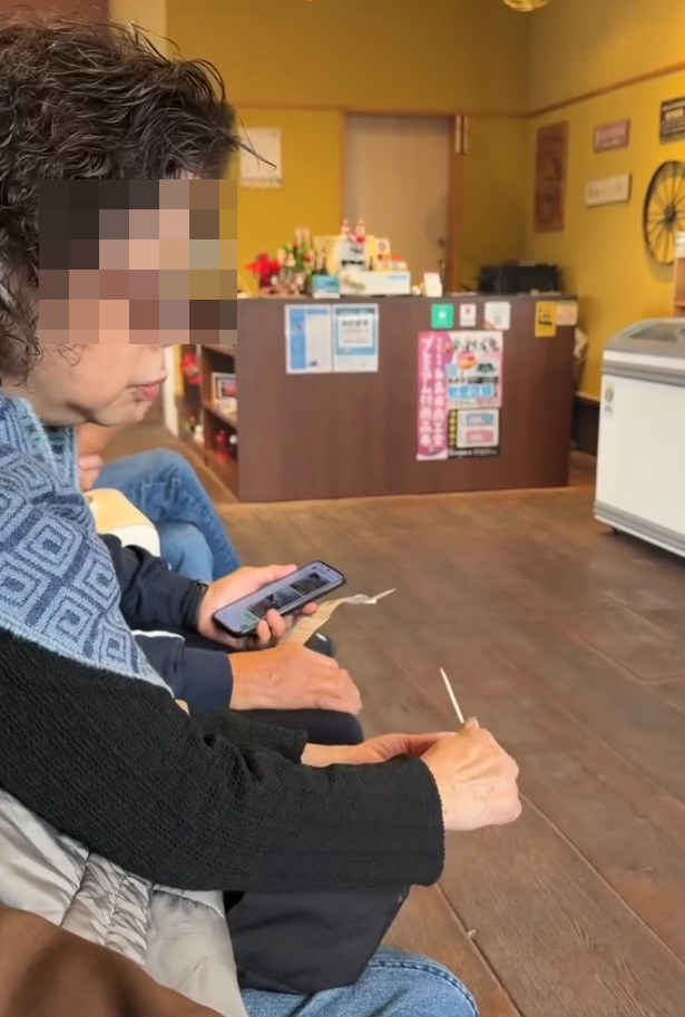 一名網民於社交平台Threads發布帖文,稱於福岡縣福岡市西端的系島一間餐廳排隊等食燒蠔期間,發現旁邊同是港人的中年婦人,拿出指甲銼銼指甲,期間四處張望。(Threads)