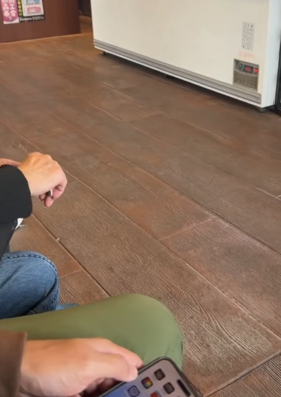 一名網民於社交平台Threads發布帖文,稱於福岡縣福岡市西端的系島一間餐廳排隊等食燒蠔期間,發現旁邊同是港人的中年婦人,拿出指甲銼銼指甲,期間四處張望。(Threads)