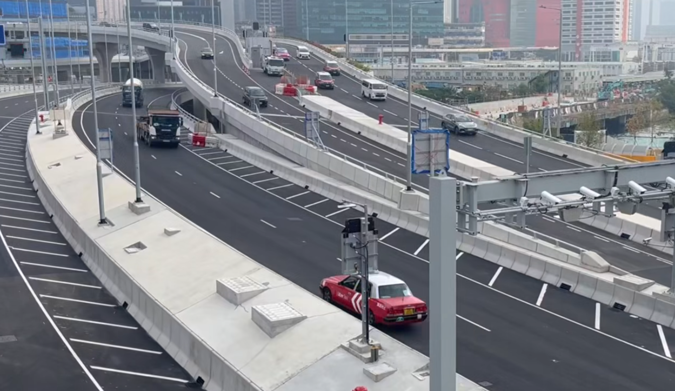 中九龍繞道(油麻地段)有的士「U-turn」後在西行郵輪碼頭入口逆線行車,其間有對頭車駛過。(Facebook 車cam L(香港群組))