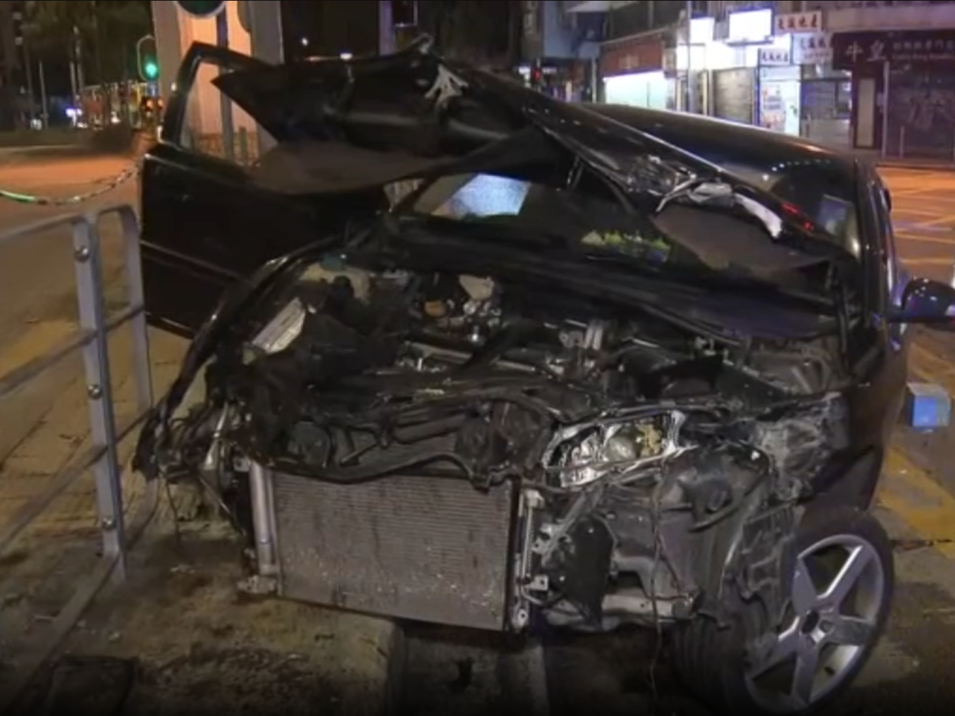 被撞私家車車頭嚴重損毀。(now新聞截圖)