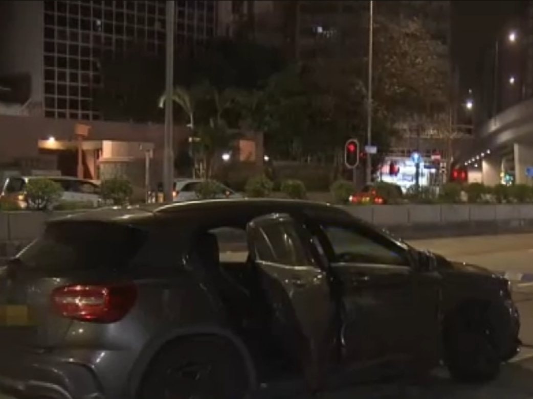 懷疑衝路障的私家車,右邊車身損毀。(now新聞截圖)