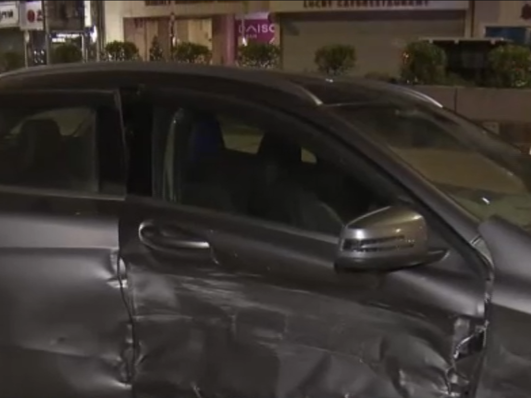 懷疑衝路障的私家車,右邊車身損毀。(now新聞截圖)