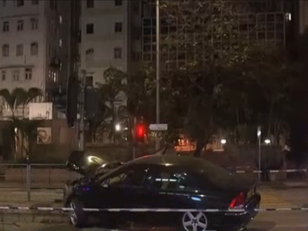 被撞私家車車頭嚴重損毀。(now新聞截圖)