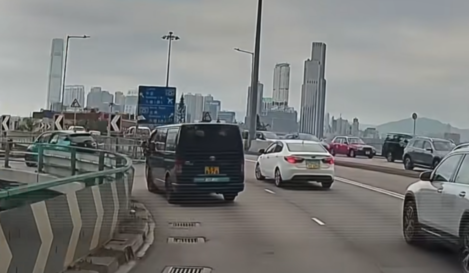 本地司機駛至灣仔堅拿道天橋轉往告士打道的出口時,中線一輛「FT」車牌的開頭「粵車」疑選錯往紅隧或北角行車線方向,但又沒有提前轉往左線,突然在分岔路口開啟左方向燈,並減速急扭左軚,差一點便碰上左線的車輛。(車cam L(香港群組)/Facebook@日日食)