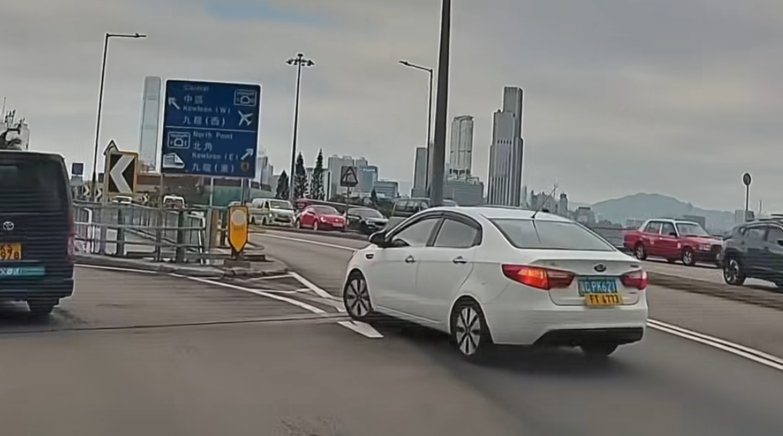 本地司機駛至灣仔堅拿道天橋轉往告士打道的出口時,中線一輛「FT」車牌的開頭「粵車」疑選錯往紅隧或北角行車線方向,但又沒有提前轉往左線,突然在分岔路口開啟左方向燈,並減速急扭左軚,差一點便碰上左線的車輛。(車cam L(香港群組)/Facebook@日日食)