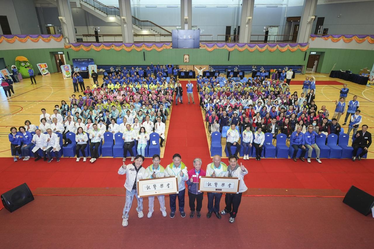 一眾嘉賓與場內人士合照。