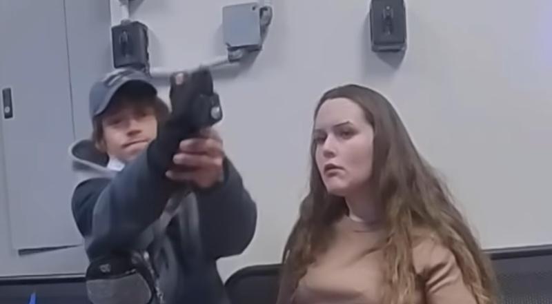 等候期間,Newman突然轉身掏出手槍,對準警員頭部扣動扳機。(X)