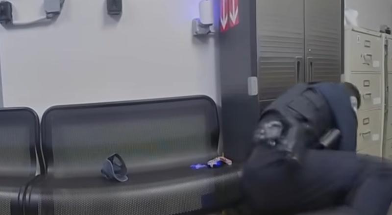 警員拔槍喝令後退,並將Newman壓制在地直至支援警力抵達。(X)