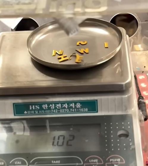 該標誌重量為1.02公克,考量熔煉時可能產生的耗損並扣除相關費用後,最終獲得74萬8000韓元(約3,940港元)。(YouTube)