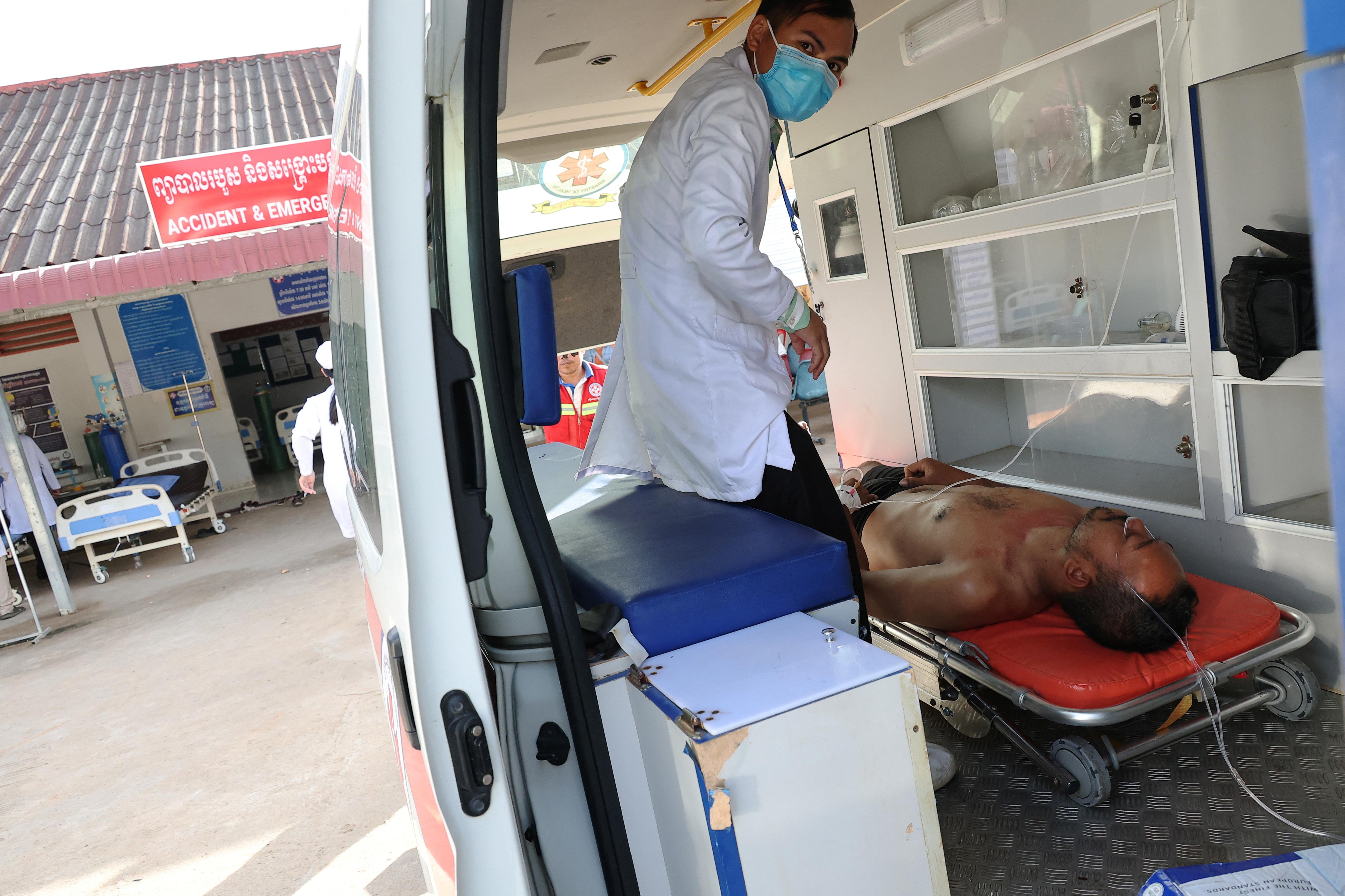 柬埔寨傷兵送院治理。(路透社)