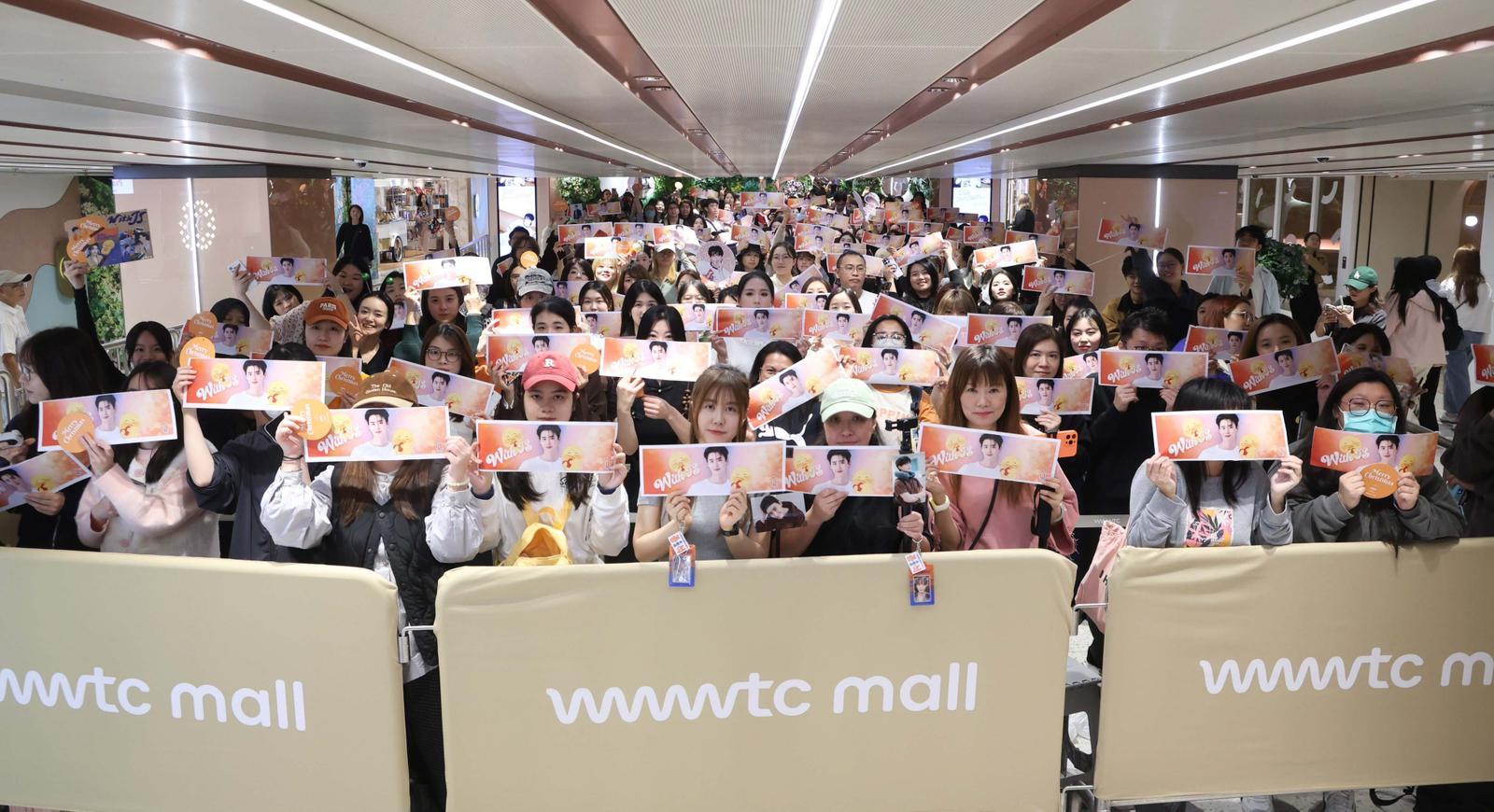 李鍾碩fans帶備棋幅,在現場守候偶像。