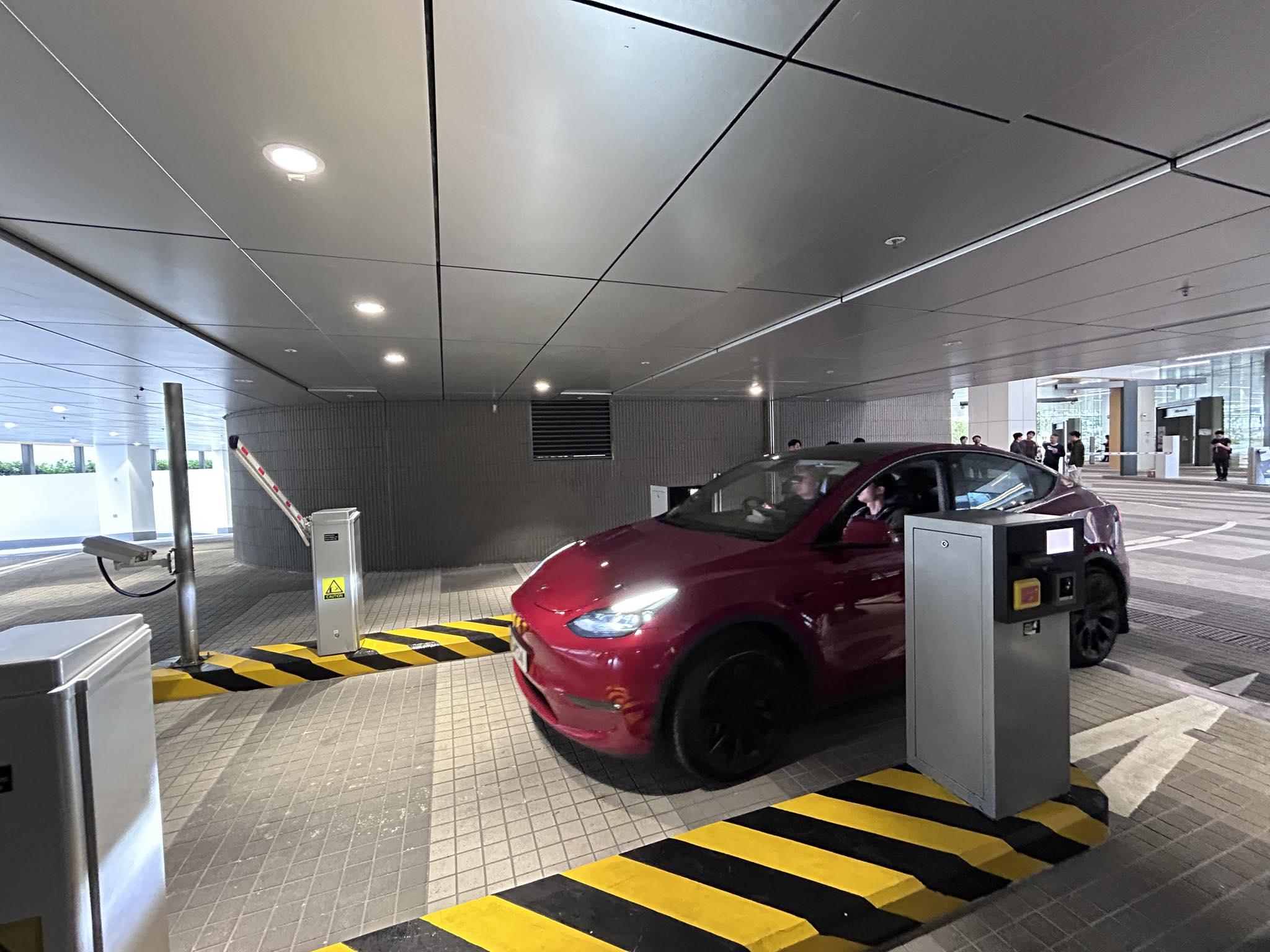 將軍澳政府合署的公眾停車場停車場設車牌識別系統自動起閘。(運輸署FB)