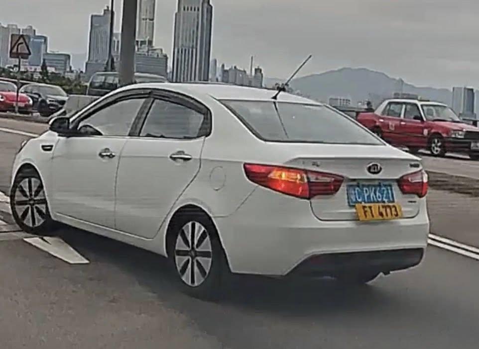 本地司機駛至灣仔堅拿道天橋轉往告士打道的出口時,中線一輛「FT」車牌的開頭「粵車」疑選錯往紅隧或北角行車線方向,但又沒有提前轉往左線,突然在分岔路口開啟左方向燈,並減速急扭左軚,差一點便碰上左線的車輛。(車cam L(香港群組)/Facebook@日日食)