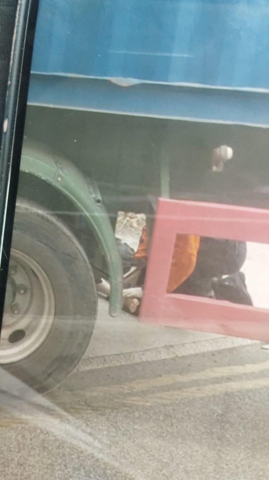 葵涌發生交通意外,一名男警員受傷。(fb「車cam L(香港群組)」圖片)