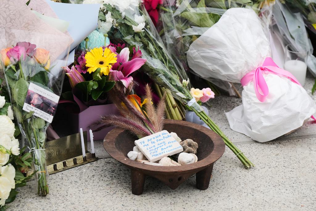 民眾向遇難者獻花。(美聯社)