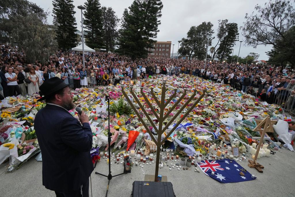 民眾向遇難者獻花。(美聯社)