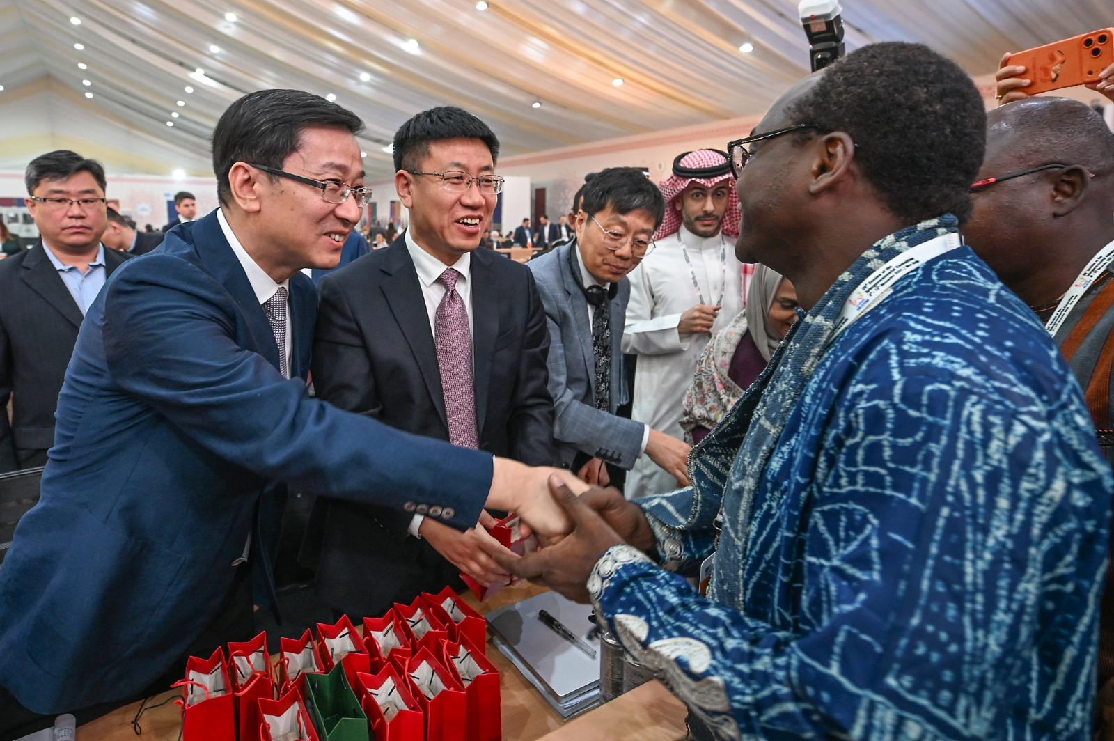 聯合國非物質文化遺產︱在印度新德里舉行的聯合國教科文組織保護非物質文化遺產政府間委員會第20屆常會上,中國代表團成員在中國「赫哲族伊瑪堪」轉入人類非物質文化遺產代表作名錄後接受祝賀。(新華社)