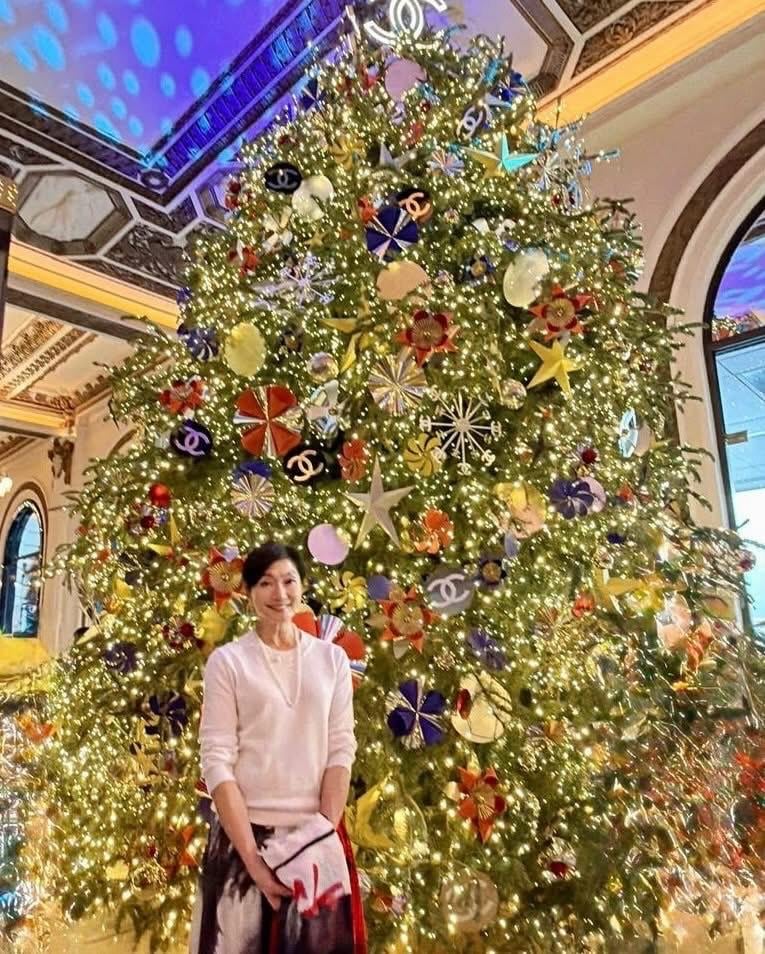 李司棋與女兒齊齊嘆大閘蟹兼香檳。