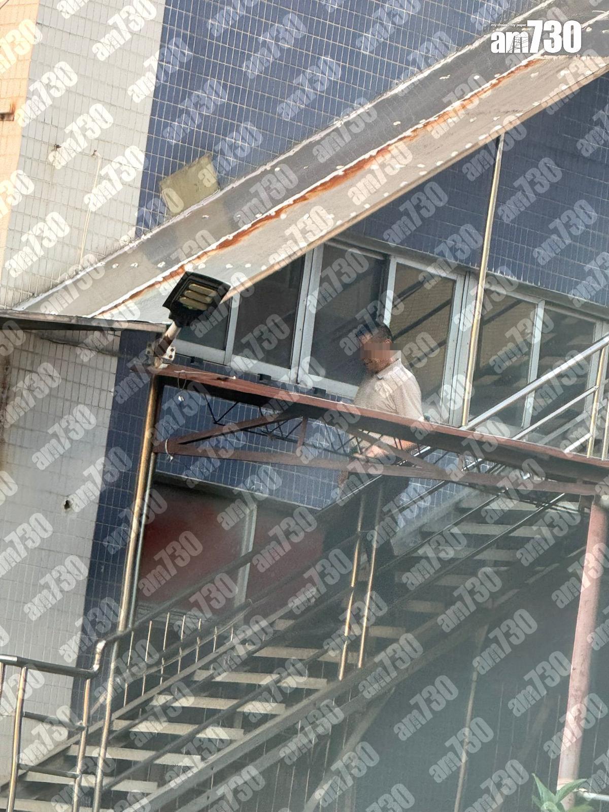 王爸爸在廠房打點,王青霞亦有幫手。(圖片提供:導遊哥哥Hugo)