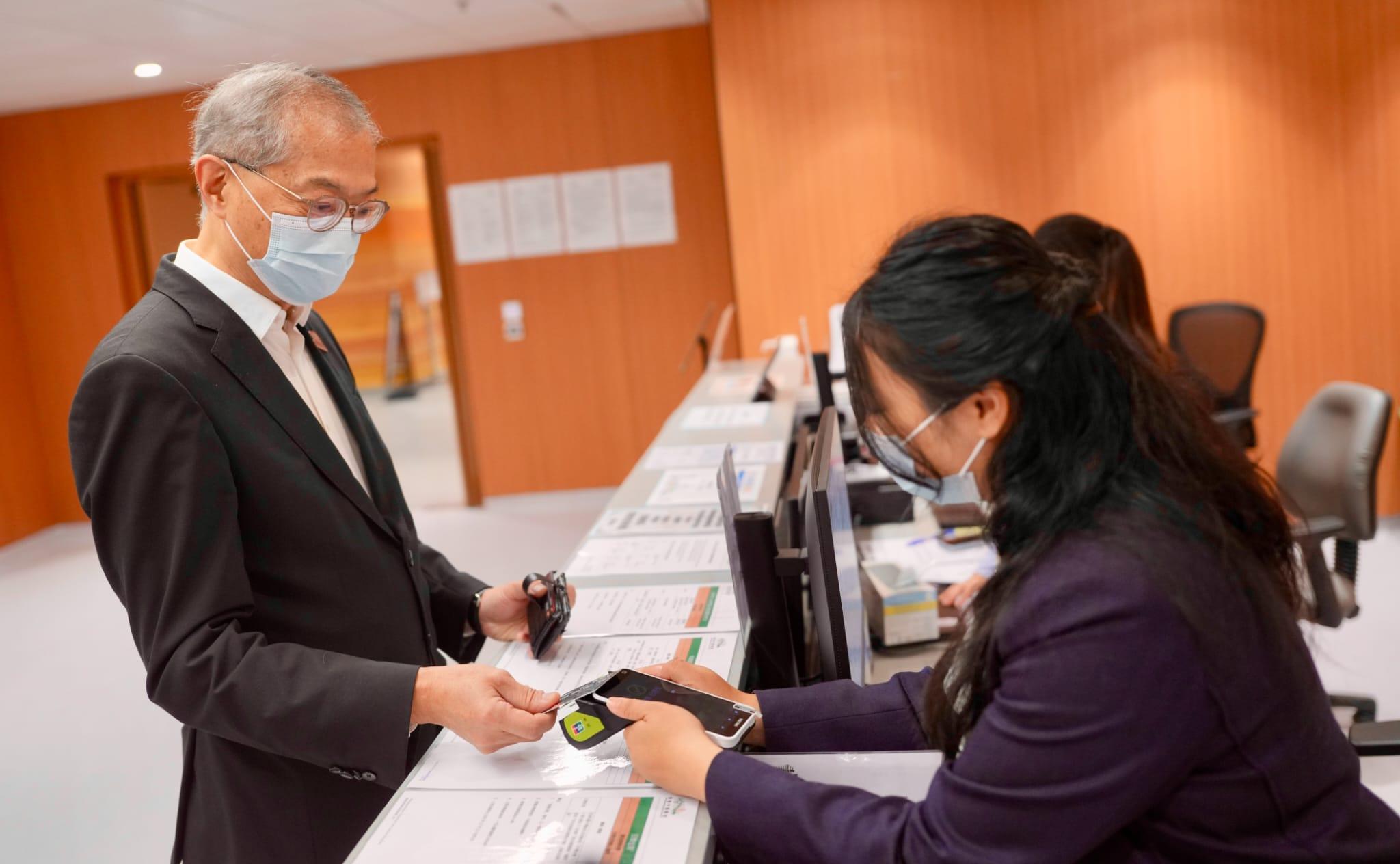 中醫醫院今起分階段投入服務,盧寵茂到場視察流程。