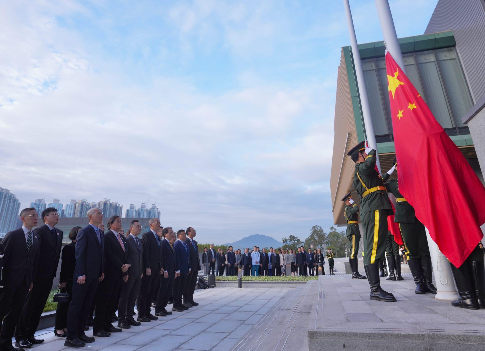 中醫醫院今起分階段投入服務,盧寵茂早上出席升旗儀式。