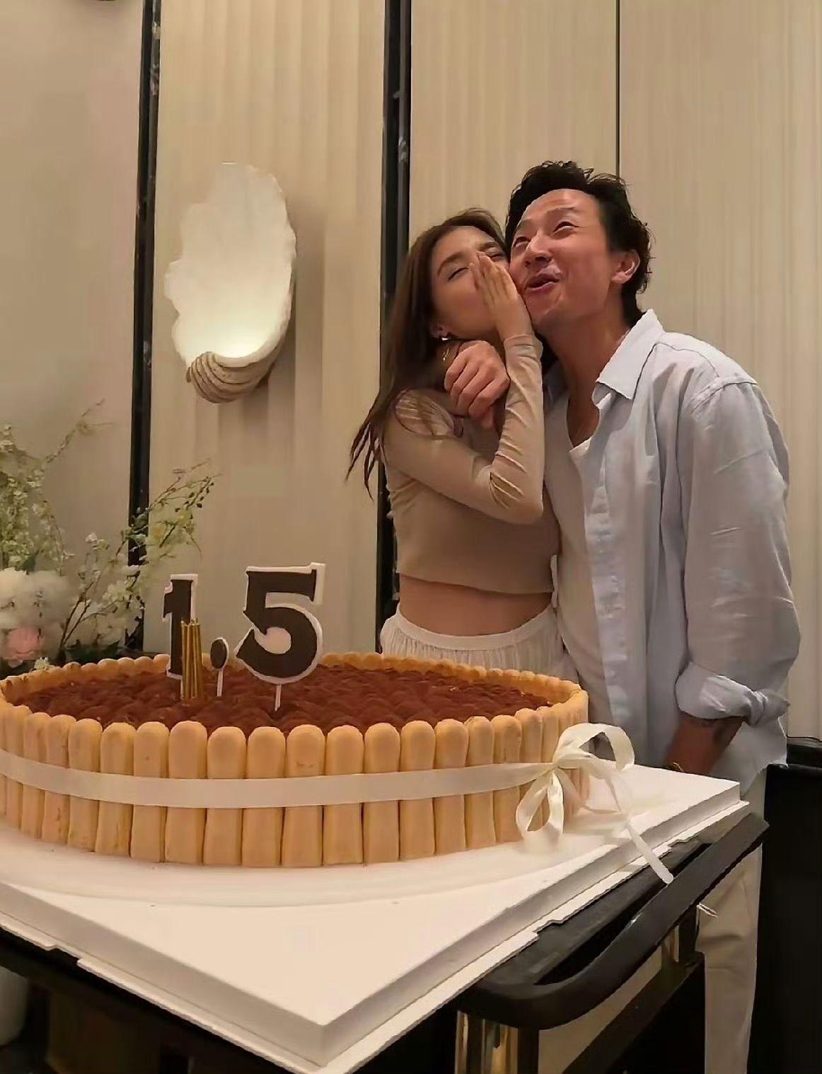 吳千語與老公特別訂製有「1.5」數字的巨型蛋糕,象徵這項驕人的帶貨戰績。