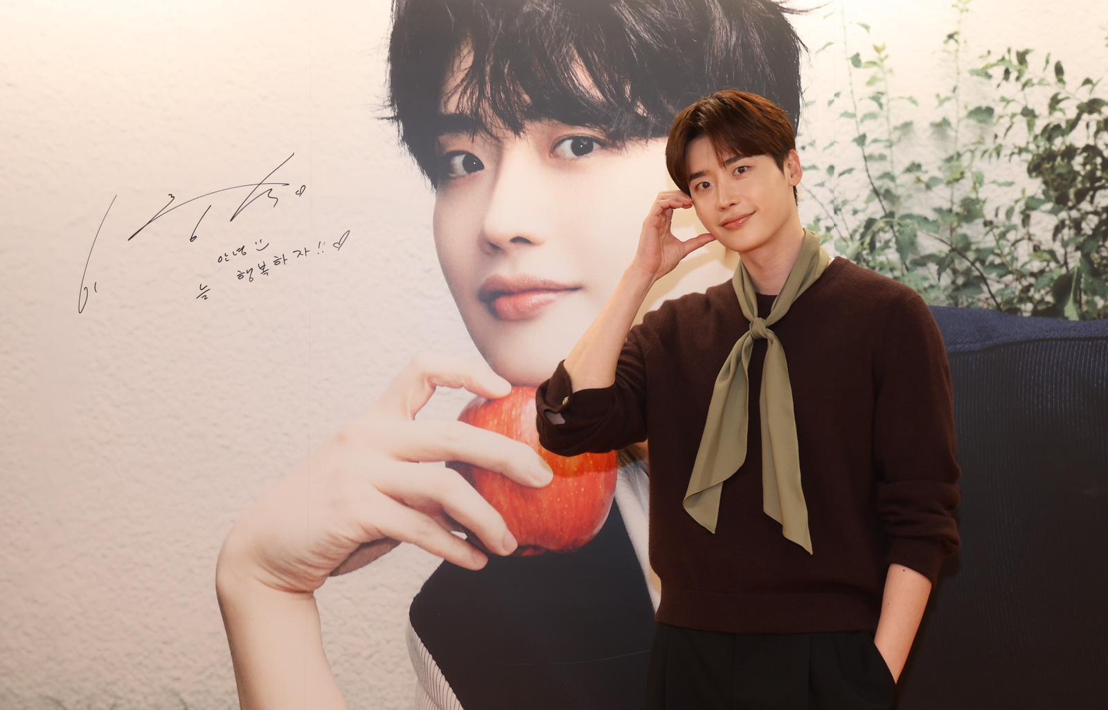 李鍾碩親臨銅鑼灣的Pop Up Store,為周邊產品簽名,留下溫暖的祝福語。