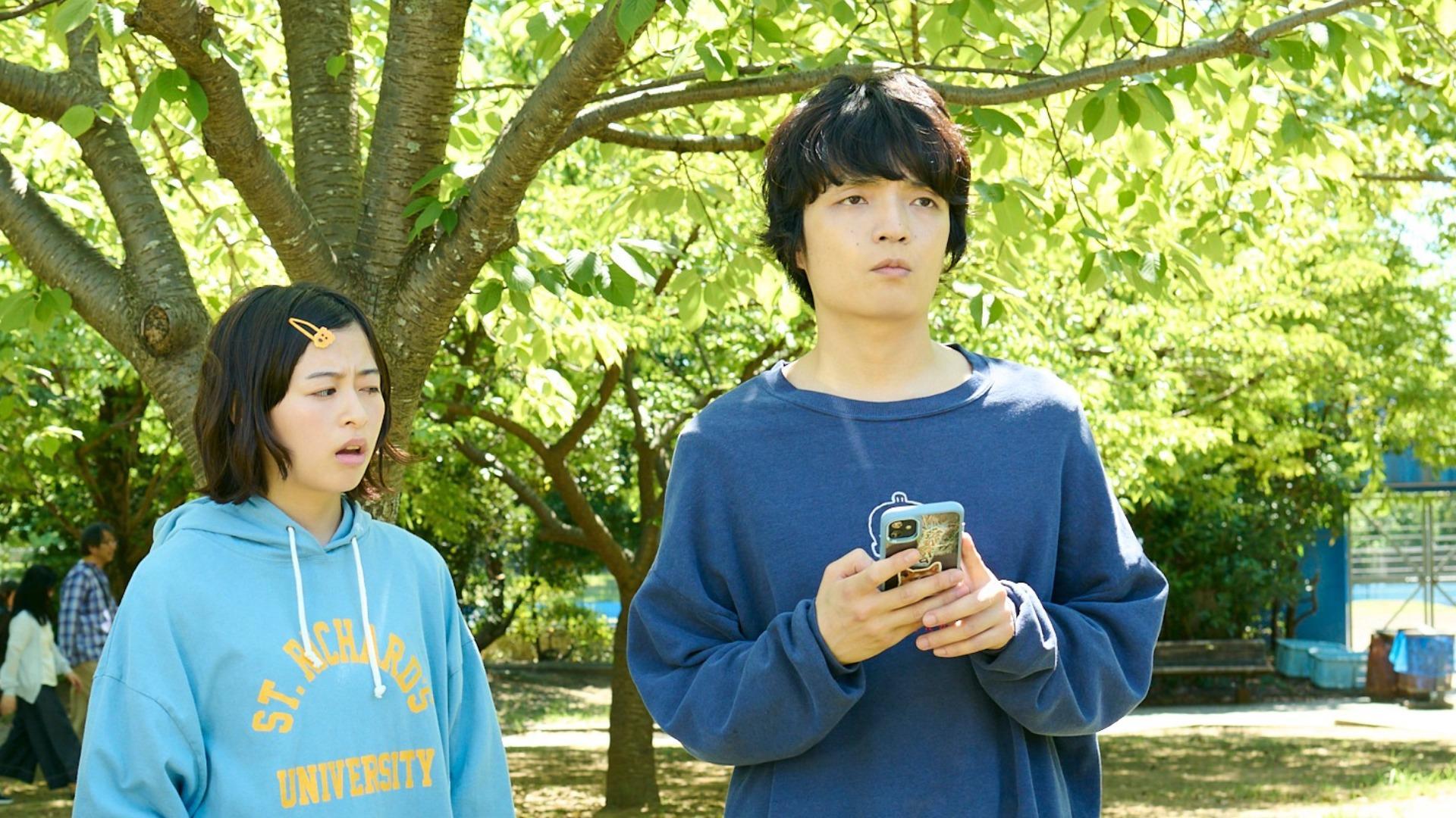 《平屋慢生活》由米內山陽子執筆,音樂由知名作曲家富貴晴美創作,旁白由被譽為治癒系女神的小林聰美擔任,她的聲音為劇集增添了獨特的安定感。