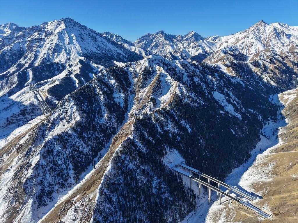 烏尉高速是串連南北疆的交通大動脈,沿線地形極為複雜。(網上圖片)