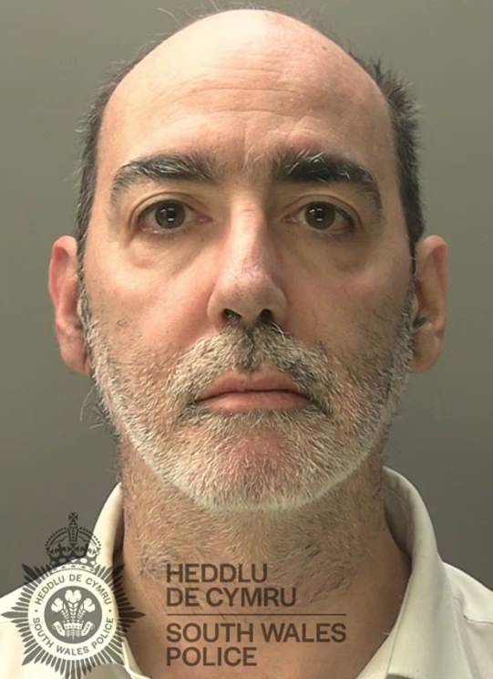 校長費爾頓用士巴拿從後襲擊副校。(互聯網)