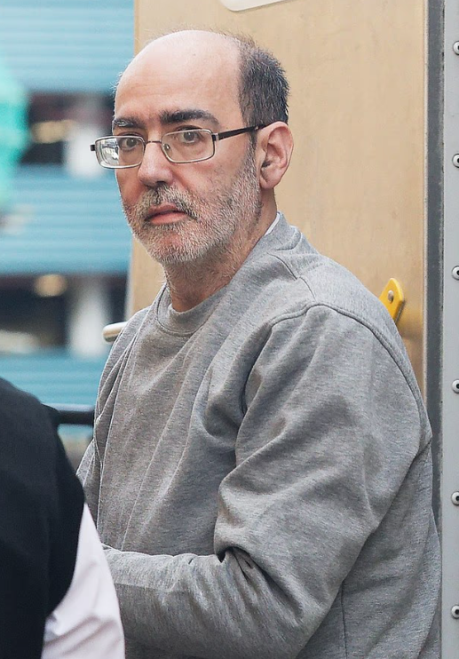 校長費爾頓用士巴拿從後襲擊副校。(互聯網)