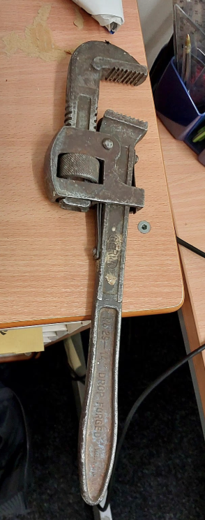 校長費爾頓用士巴拿從後襲擊副校。(互聯網)