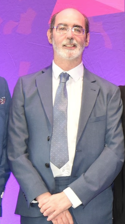 校長費爾頓用士巴拿從後襲擊副校。(互聯網)