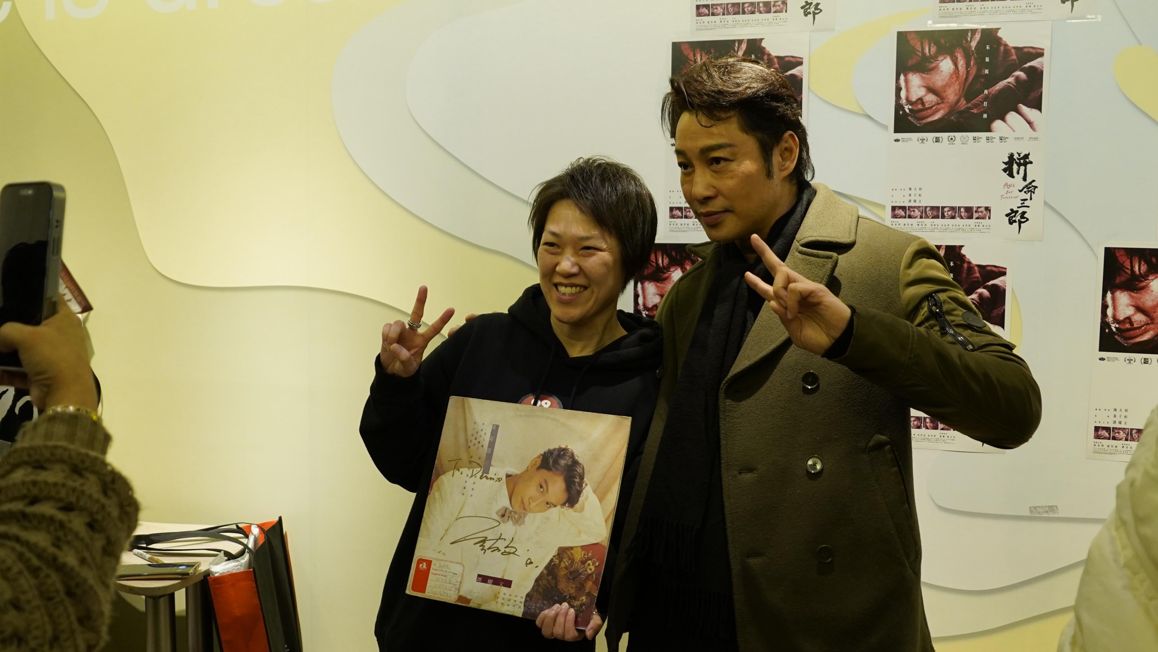 影迷爭取機會跟男主角譚耀文合照。
