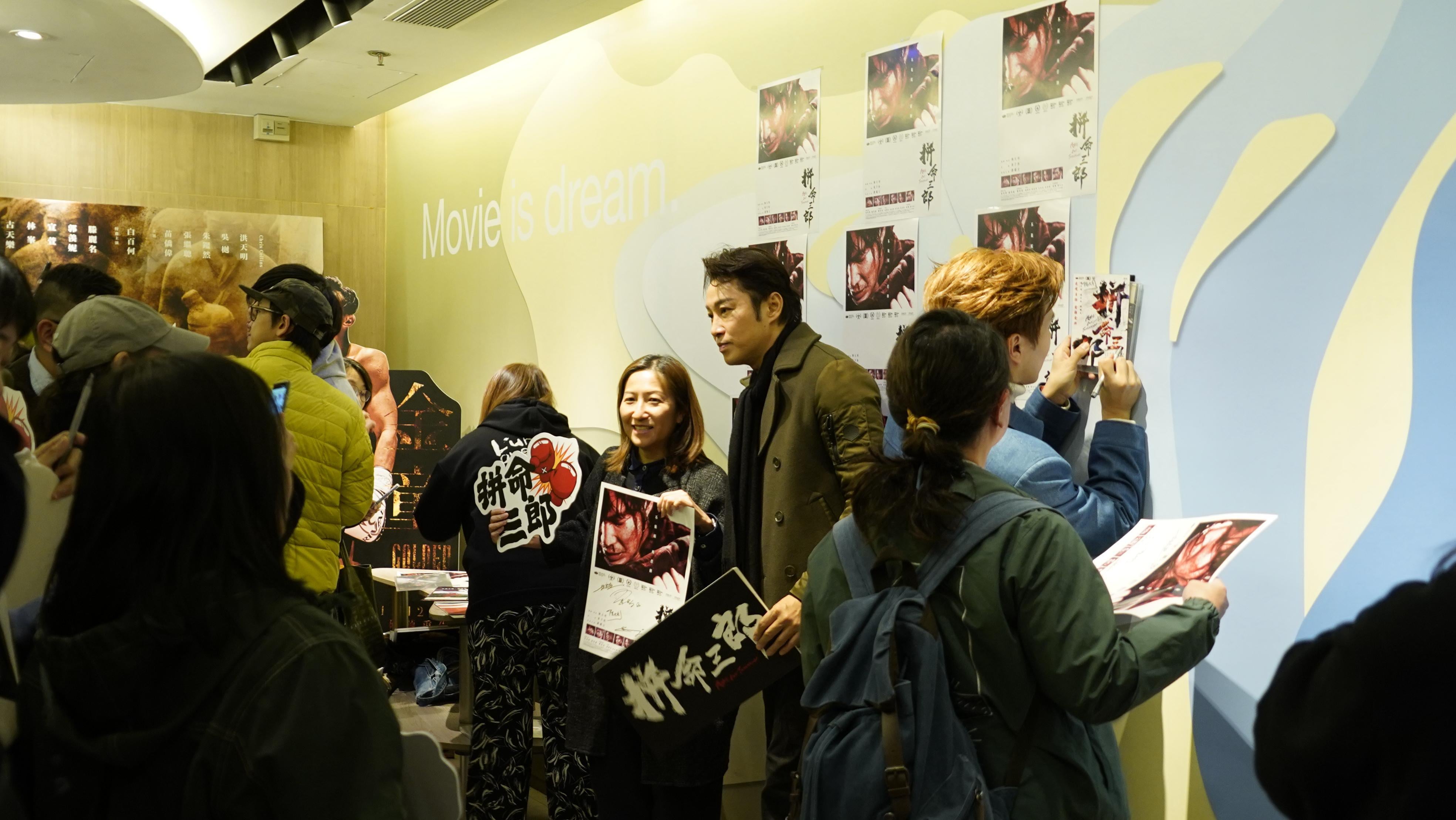 完場後,影迷爭取機會跟幾位演員合照。