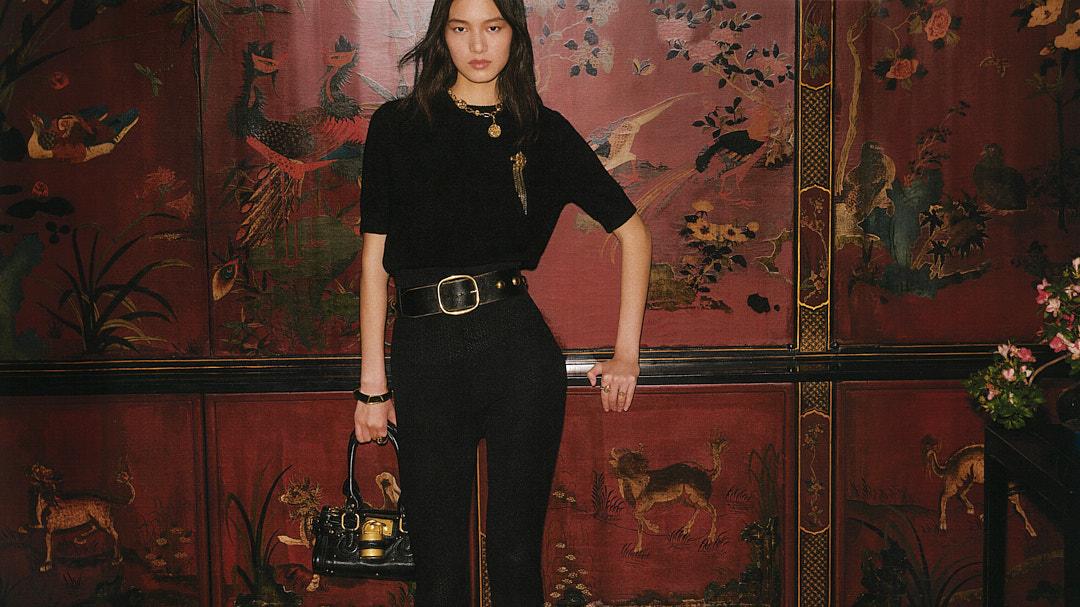 黑色針織上衣,綴有馬頭襟針。$8,900 黑色細號Paddington bag $19,500